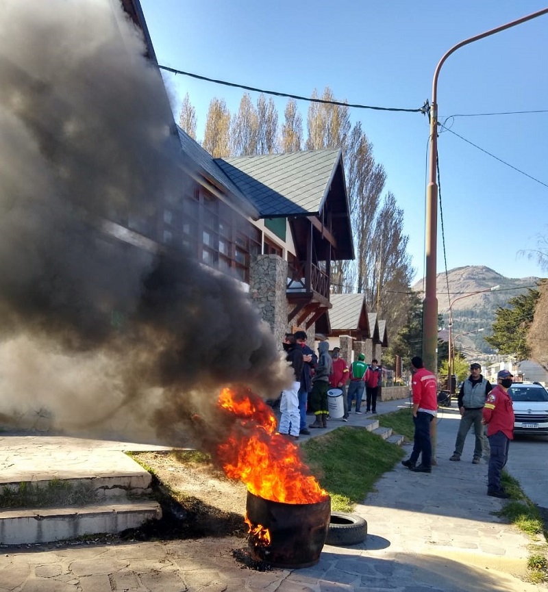 Trabajadores de Bosques y Brigadistas de la región se manifiestan en Esquel 