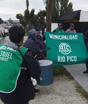 Río Pico: Continúa el reclamo de trabajadores municipales 